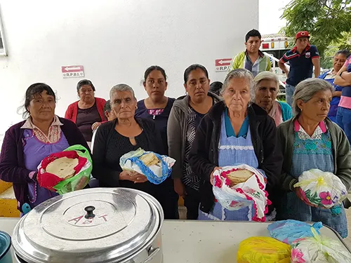 Tortillas de maíz y amaranto elaboradas a mano (Muestra gastronómica, México)