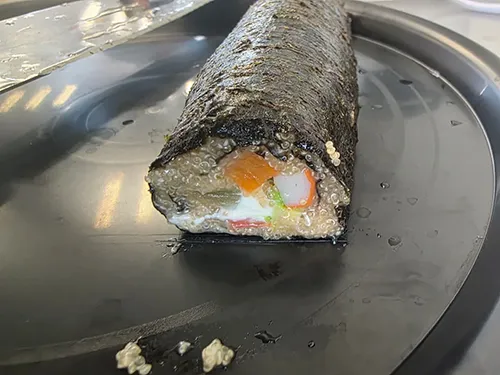 Rollo tipo maki con amaranto en lugar de arroz, México
