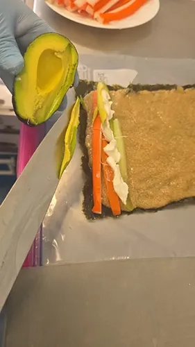 Rollo tipo maki con amaranto y relleno de verduras y queso, México
